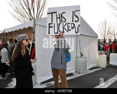 Washington, Stati Uniti d'America. Xix gen, 2017. I manifestanti sostare nelle vicinanze di un punto di controllo di sicurezza prima del Presidente eletto Donald Trump's inaugurazione a Washington, venerdì, 20 gennaio 2017. Credito: Ales Zapotocky/CTK foto/Alamy Live News Foto Stock