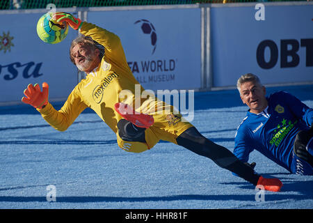 Arosa, Svizzera, 20 gennaio 2017. Portiere svizzero Jörg Stiel con un salvataggio durante il settimo Inofficial neve in Coppa del Mondo di calcio in Arosa. © Rolf Simeone/bildgebend.ch/Alamy Live News Foto Stock