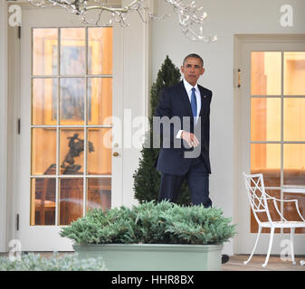 Washington DC, Stati Uniti d'America. Xx gen, 2017. Il presidente Barack Obama lascia la Casa Bianca per il tempo finale come presidente come la nazione si prepara per la cerimonia di insediamento del Presidente eletto Donald Trump on gennaio 20, 2017 a Washington, DC. Trump diventa il quarantacinquesimo Presidente degli Stati Uniti. Credito: MediaPunch Inc/Alamy Live News Foto Stock