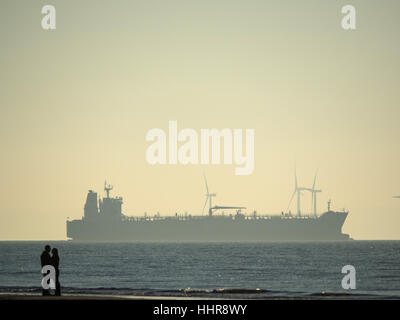 Formby, Merseyside, Regno Unito. Xx gen, 2017. Regno Unito Meteo. Le persone godono di una passeggiata sulla spiaggia in un pomeriggio soleggiato. Credito: Alan Edwards/Alamy Live News Foto Stock