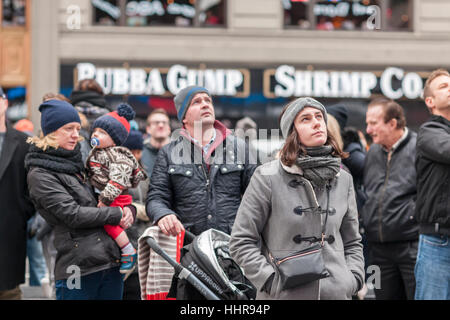 New York, Stati Uniti d'America. Xx gen, 2017. I visitatori di Times Square a New York Visualizza l inaugurazione di Donald Trump come il quarantacinquesimo presidente degli Stati Uniti su ABC del televisore schermo gigante il Venerdì, 20 gennaio 2017. Credito: Richard Levine/Alamy Live News Foto Stock