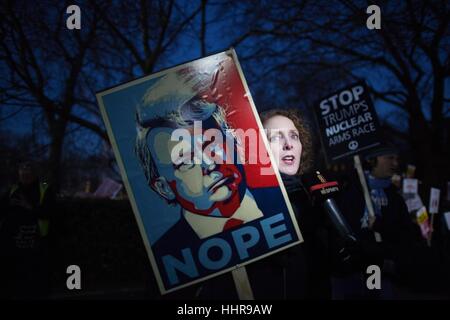 Londra, Regno Unito. Xx gen, 2017. Protesta Anti-Trump Ambasciata USA, Grosvenor Square, Londra, Regno Unito. questa sera la protesta contro l'inaugurazione del Presidente americano Donald Trump fuori Londra ambasciata statunitense Foto Stock