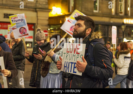 Newcastle upon Tyne, Regno Unito. Il 20 gennaio 2017. Un protestor a Gray's Monument con amore trionfi odio segno.©Giuseppe Gallia/Alamy Live News Foto Stock