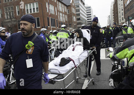 Washington, Distretto di Columbia, Stati Uniti d'America. Xx gen, 2017. Perturbare20 un dimostrante è portato via in una barella dopo aver subito ferite provocate da un precedente sommossa da parte di un gruppo di manifestanti violenti che ha fracassato windows per un locale Starbucks Coffee shop nel centro cittadino di Washington. Credito: Brian ramo Prezzo/ZUMA filo/Alamy Live News Foto Stock