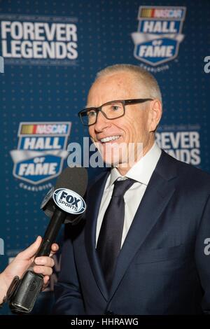 Charlotte, Stati Uniti d'America. Xx gen, 2017. Mark Martin sul tappeto rosso al NASCAR Hall of Fame cerimonia di induzione, in Charlotte, North Carolina Richard Childress, Rick Hendrick, Mark Martin, Raymond parchi, e Benny Parsons sono state introdotto nella Hall of Fame. Credito: Jason Walle/ZUMA filo/Alamy Live News Foto Stock