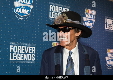 Charlotte, Stati Uniti d'America. Xx gen, 2017. Richard Petty sul tappeto rosso al NASCAR Hall of Fame cerimonia di induzione, in Charlotte, North Carolina Richard Childress, Rick Hendrick, Mark Martin, Raymond parchi, e Benny Parsons sono state introdotto nella Hall of Fame. Credito: Jason Walle/ZUMA filo/Alamy Live News Foto Stock