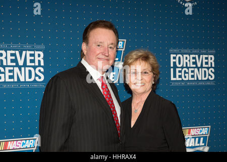 Charlotte, Stati Uniti d'America. Xx gen, 2017. Richard Childress e sua moglie Judy sul tappeto rosso al NASCAR Hall of Fame cerimonia di induzione, in Charlotte, North Carolina Richard Childress, Rick Hendrick, Mark Martin, Raymond parchi, e Benny Parsons sono state introdotto nella Hall of Fame. Credito: Jason Walle/ZUMA filo/Alamy Live News Foto Stock