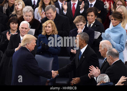 Washington, Stati Uniti d'America. Xx gen, 2017. Stati Uniti Presidente Donald Trump scuote le mani con ex U.S. Il presidente Barack Obama dopo aver consegnato il suo discorso inaugurale durante l inaugurazione presidenziale cerimonia presso l'U.S. Capitol. Donald Trump è stato giurato il venerdì come il quarantacinquesimo presidente degli Stati Uniti. Credito: Yin Bogu/Xinhua/Alamy Live News Foto Stock