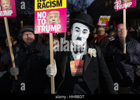 Londra, Regno Unito. Il 20 gennaio 2017. Centinaia di persone si riuniscono al di fuori dell'Ambasciata americana in Grosvenor Square per protestare contro Donald Trump il giorno del suo insediamento come il quarantacinquesimo Presidente degli Stati Uniti. I partecipanti hanno dimostrato più Trump's la retorica politica ha sottolineato durante la campagna elettorale e il suo punto di vista su questioni quali i diritti umani, il cambiamento climatico, razzismo, di immigrazione e di armi nucleari. Credito: Wiktor Szymanowicz/Alamy Live News Foto Stock