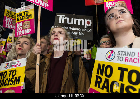 Londra, Regno Unito. Il 20 gennaio 2017. Centinaia di persone si riuniscono al di fuori dell'Ambasciata americana in Grosvenor Square per protestare contro Donald Trump il giorno del suo insediamento come il quarantacinquesimo Presidente degli Stati Uniti. I partecipanti hanno dimostrato più Trump's la retorica politica ha sottolineato durante la campagna elettorale e il suo punto di vista su questioni quali i diritti umani, il cambiamento climatico, razzismo, di immigrazione e di armi nucleari. Credito: Wiktor Szymanowicz/Alamy Live News Foto Stock