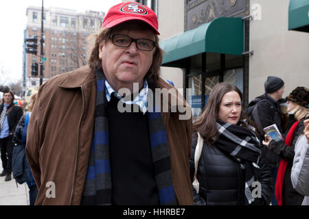 Washington, Stati Uniti d'America. Il 20 gennaio, 2017. Migliaia di anti-Trump manifestanti marzo solo al di fuori dell'inaugurazione presidenziale perimetro di sicurezza. Molti manifestanti si scontrano con la polizia. Credito: B Christopher/Alamy Live News Foto Stock