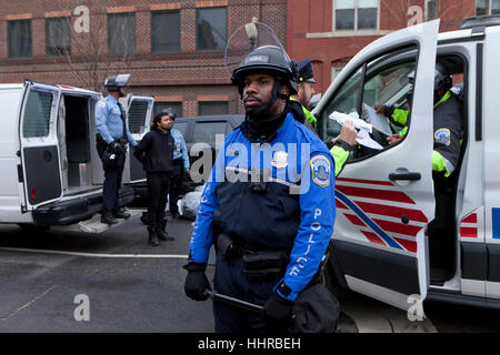 Washington, Stati Uniti d'America. Il 20 gennaio, 2017. Migliaia di anti-Trump manifestanti marzo solo al di fuori dell'inaugurazione presidenziale perimetro di sicurezza. Molti manifestanti si scontrano con la polizia. Credito: B Christopher/Alamy Live News Foto Stock