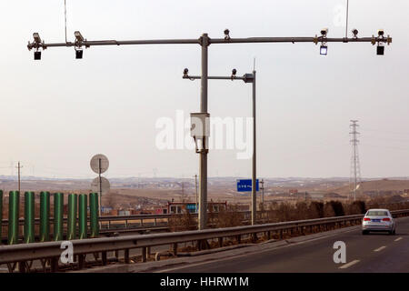 Rilevamento targa, riconoscimento facciale e autovelox sulla superstrada, Zhongwei, provincia di Ningxia, Cina Foto Stock