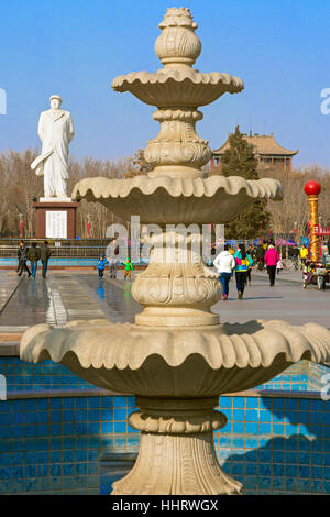 Il presidente Mao statua, Piazza del Popolo, Zhongwei, Ningxia, Cina Foto Stock