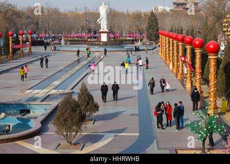 Il presidente Mao statua, Piazza del Popolo, Zhongwei, Ningxia, Cina Foto Stock