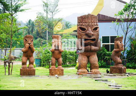 Il carving e la scultura in legno barbaro bambole tre desideri modello per i viaggiatori persone scatta foto a phuket mercato galleggiante su Giugno 7, 2016 in Phuket, T Foto Stock