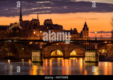 Sunrise sulla Ile de la Cite con vista sul Pont des Arts, Pont Neuf e il fiume Senna. 1° Arrondissement, Parigi, Francia Foto Stock