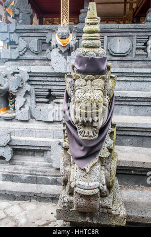 Dragon statue di pietra nel tempio Pura Ulun Danu Batur Bali, Indonesia Foto Stock