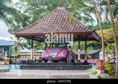 Vecchia Volkswagen maggiolino auto rosa, toya devasya, Bali, Indonesia Foto Stock