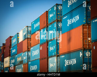 I contenitori di spedizione impilati a Felixstowe Port Regno Unito Foto Stock
