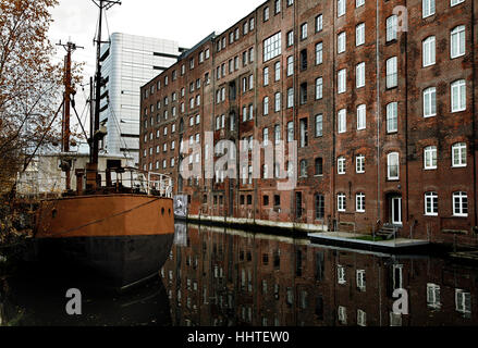 Il porto e le sue case introno a Harburg vicino ad Amburgo/Germania Foto Stock