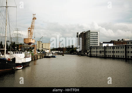 Il porto e le sue case introno a Harburg vicino ad Amburgo/Germania Foto Stock