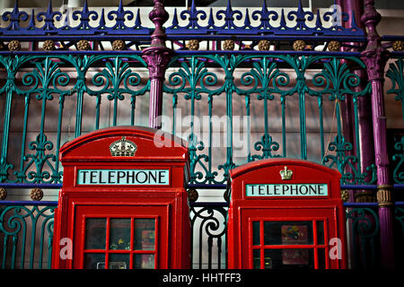 2 British tradizionali cabine telefoniche Londra Foto Stock