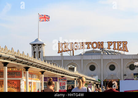 Brighton, Regno Unito - 13 settembre 2016 - Il molo di Brighton e la folla Foto Stock