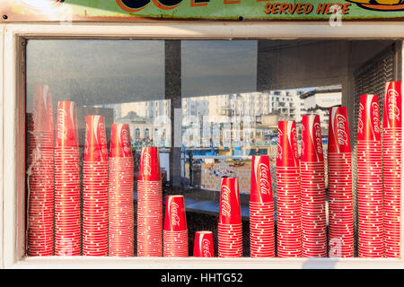 Brighton, Regno Unito - 13 settembre 2016 - Coca Cola bicchieri di carta sulla finestra di visualizzazione di un chiosco sul molo di Brighton Foto Stock