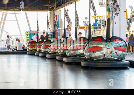 Brighton, Regno Unito - 13 settembre 2016 - Dodgems presso il parco di divertimenti sul molo di Brighton Foto Stock