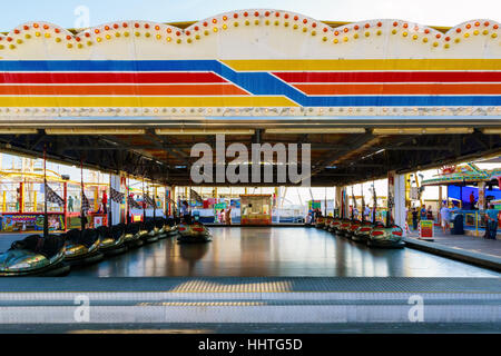 Brighton, Regno Unito - 13 settembre 2016 - Dodgems presso il parco di divertimenti sul molo di Brighton Foto Stock