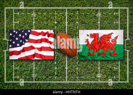 Stati Uniti d'America contro il Galles bandiere sul campo da rugby Foto Stock