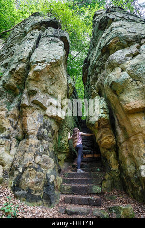 Mullerthal Trail in una fessura nella roccia vicino vicino a Consdorf, Lussemburgo Foto Stock