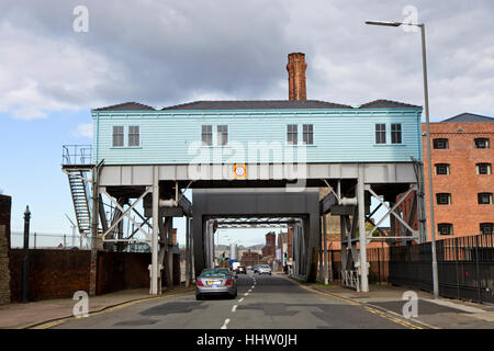 La sala macchine della Stanley Docks ponte mobile con il magazzino di tabacco in background Foto Stock