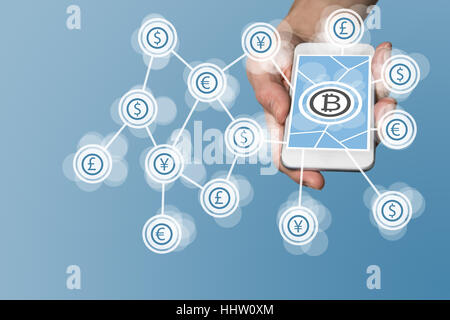 Bitcoin icona visualizzata sul touchscreen del moderne smart phone come esempio per fin-tech company Foto Stock
