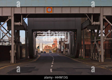 Vista attraverso il ponte mobile della traversata Stanley Dock su Regent Road, Liverpool Foto Stock