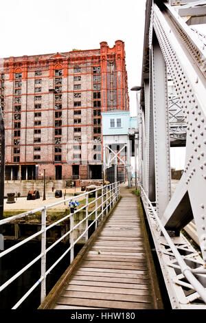 La Stanley Dock attraversamento che conduce al magazzino di Tabacco su Regent Road . Liverpool England Foto Stock