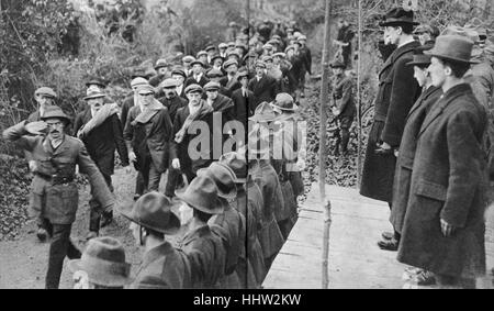 Eamon de Valera (14 Ottobre 1882 - 29 agosto 1975), uomo politico irlandese, ricevendo il saluto dei membri del Sinn Fein marching Foto Stock