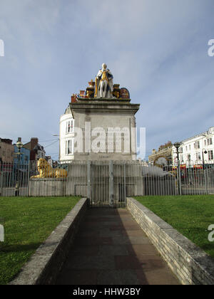 Re della statua - Statua di George III nella sua incoronazione accappatoi sul lungomare di Weymouth. La prima pietra fu posata alla fine del Foto Stock