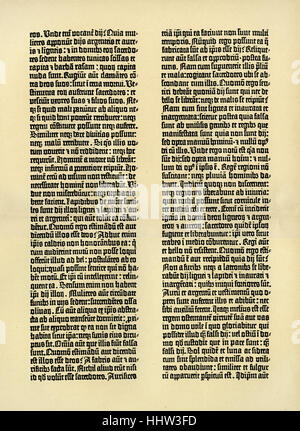 Una pagina della Bibbia stampata da Johann Gutenberg di Magonza c. 1455, Biblia Sacra Vulgata, primo grande libro stampato utilizzando Foto Stock
