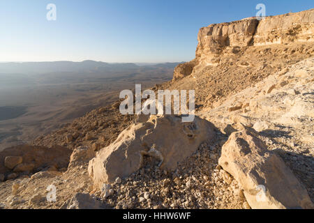 Vento scolpiti formazioni rocciose nel cratere Ramon (Makhtesh) nel sud di Israele nel deserto del Negev Foto Stock