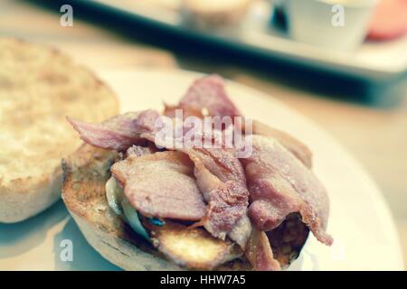 Bacon ciabatta con uovo fritto - filtro applicato Foto Stock