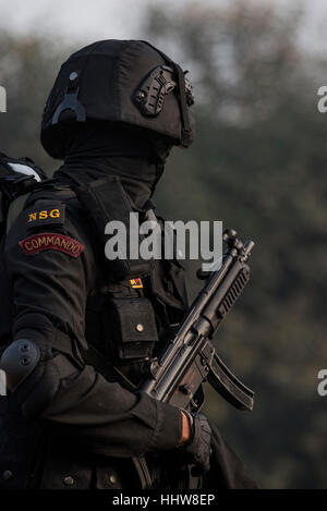 Un National Security Guard Commando pronto a piedi verso il basso Rajpath. Per la prima volta, GFN farà parte della Repubblica parata del giorno 2017 Foto Stock