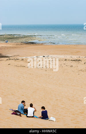 Il Kingsgate Bay, Margate, Kent. Gruppo di amici gustando un picnic sulla spiaggia al Kingsgate Bay. Foto Stock