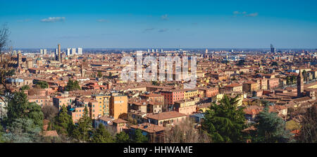 Bologna cityscape visto dalla collina a sud della città Foto Stock