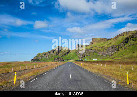 Dritto su strada asfaltata in costa sud dell'Islanda Foto Stock