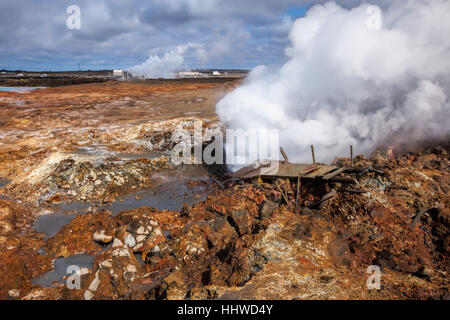 Broadwalk danneggiati nei pressi della cottura a vapore la fumarola a Gunnuhver area geotermica nella parte sudoccidentale della penisola di Reykjanes di Islanda Foto Stock
