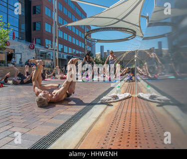 Outdoor yoga classe di Cherry Creek North. Denver. Colorado. Stati Uniti d'America Foto Stock