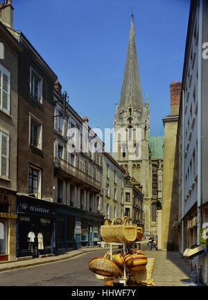 Cattedrale di Chartres vista dalla Rue des Changes, Eure-et-Loire. Francia Foto Stock