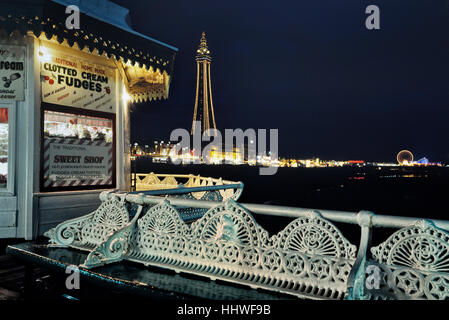 La Blackpool Tower e il lungomare visto dal North Pier di notte. Lancashire. In Inghilterra. Regno Unito Foto Stock